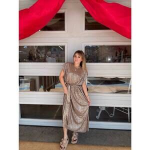 NEW DRESS FORUM short sleeve midi dress in mocha gold